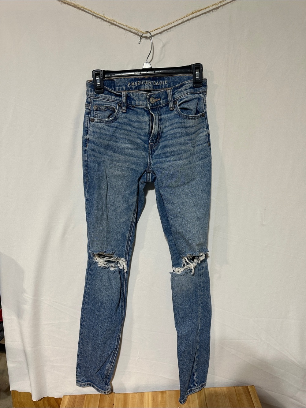 American Eagle Outfitters Women's Distressed Light Blue Skinny Jeans 0106